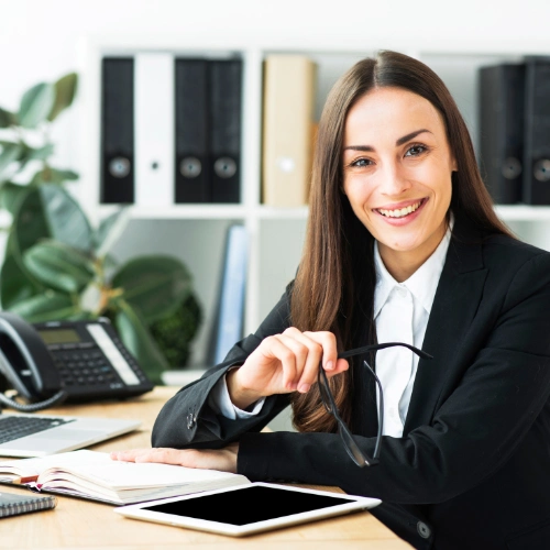 Consultora en oficina, sonriendo y transmitiendo su alegria gracias a la experiencia de trabajar con Nubia Castillo