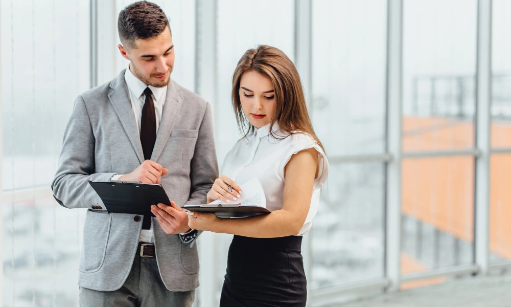 Asesores revisando documentos para registro de empresas en Florida en oficina moderna
