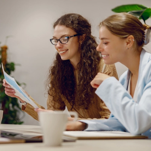 Soluciones personalizadas de Nubia Castillo para emprendedoras trabajando en ideas de negocio en una reunión de oficina