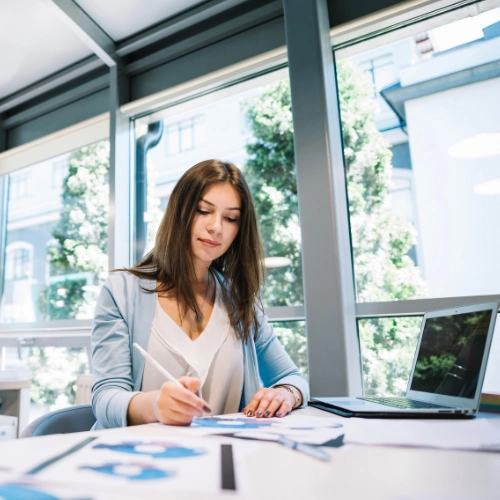 Profesional revisando documentos en una oficina luminosa, parte de servicio de trámites rápidos ofrecidos por Nubia Castillo