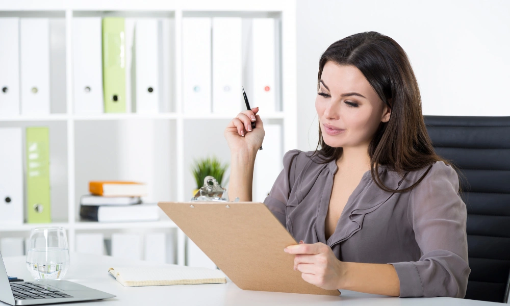 Consultora revisando documentos en oficina para registro de empresas en Florida