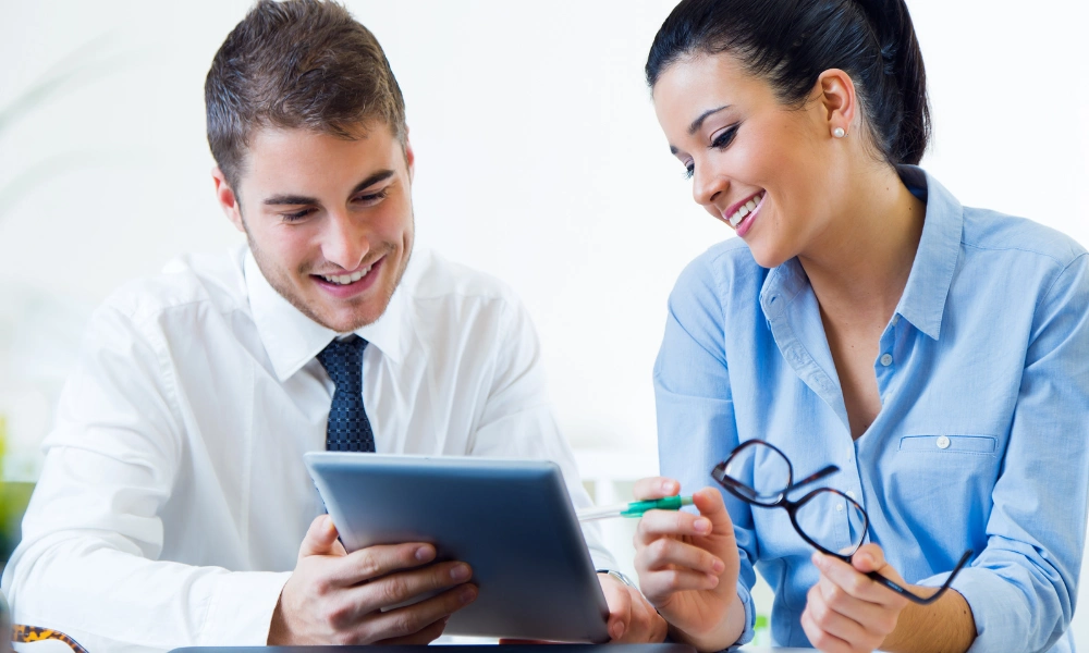 Asesora explicando en una tablet el registro de empresas en Texas a un emprendedor